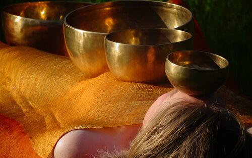 Klangmassage im Atelier Klang und Farbe Klangschalen auf Körper bei einer Klangmassage
