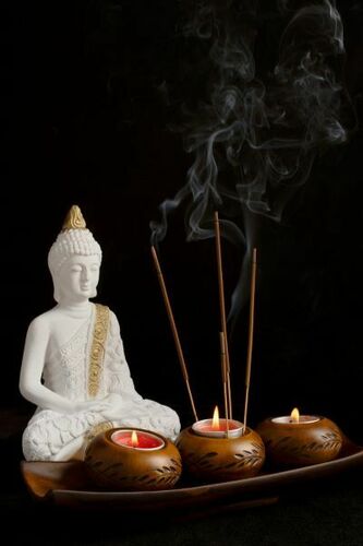 Bild-von-Freepik-buddha-figurine-still-life-web.jpg