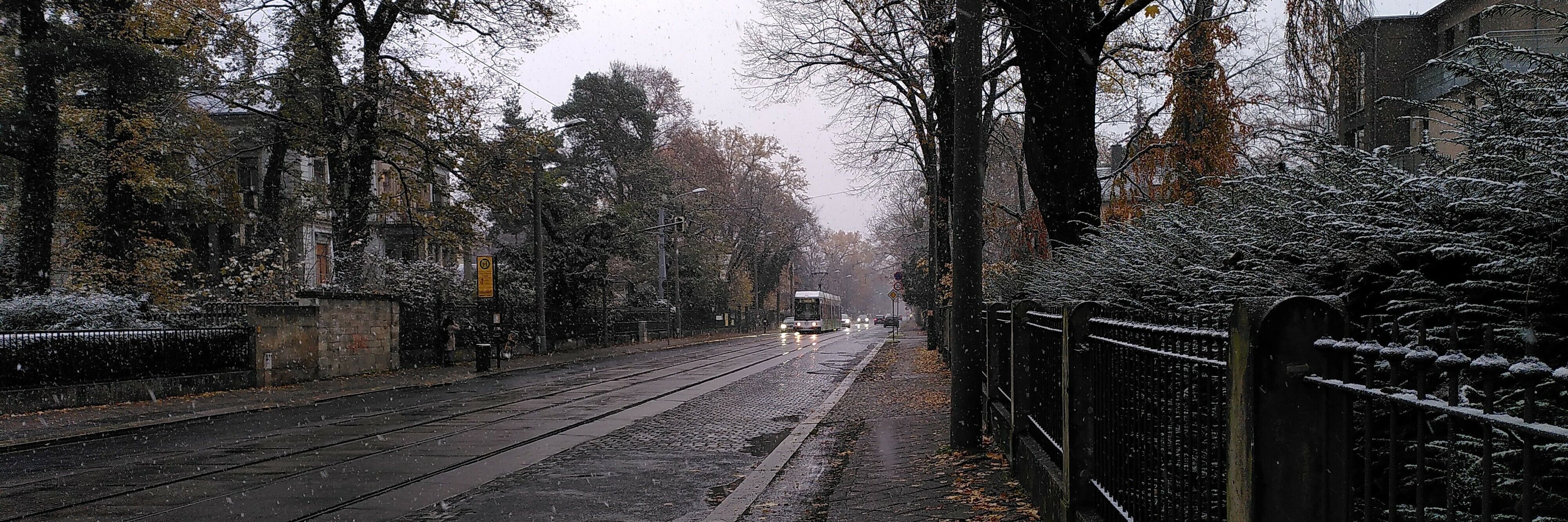 Novemberwetter: Temperaturen um den Gefrierpunkt und der Regen geht in Schnee &uuml;ber Dresden (bei der Haltestelle Lene-Glatzer-Stra&szlig;e), 18. November 2022