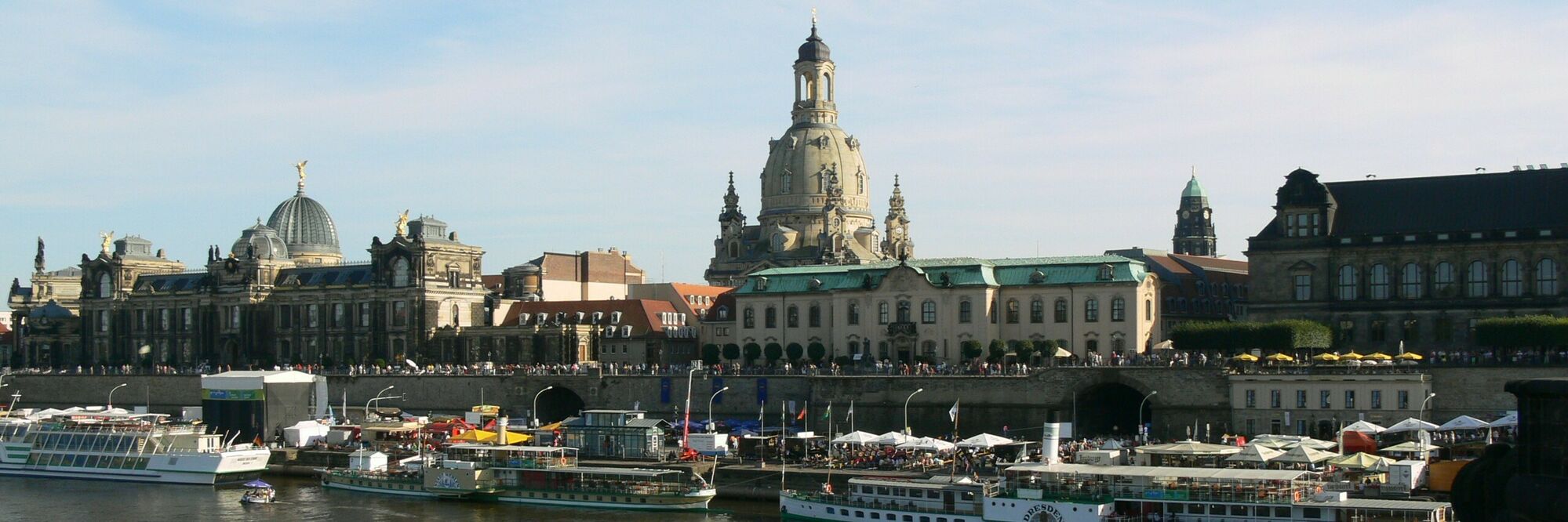 Dresden Fraunenkirche Blick auf das Terrassenufer in Dresden