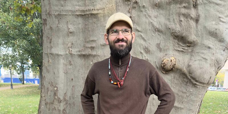 Thomas 2x1 Thomas Kretzschmar steht vor einer alten Buche